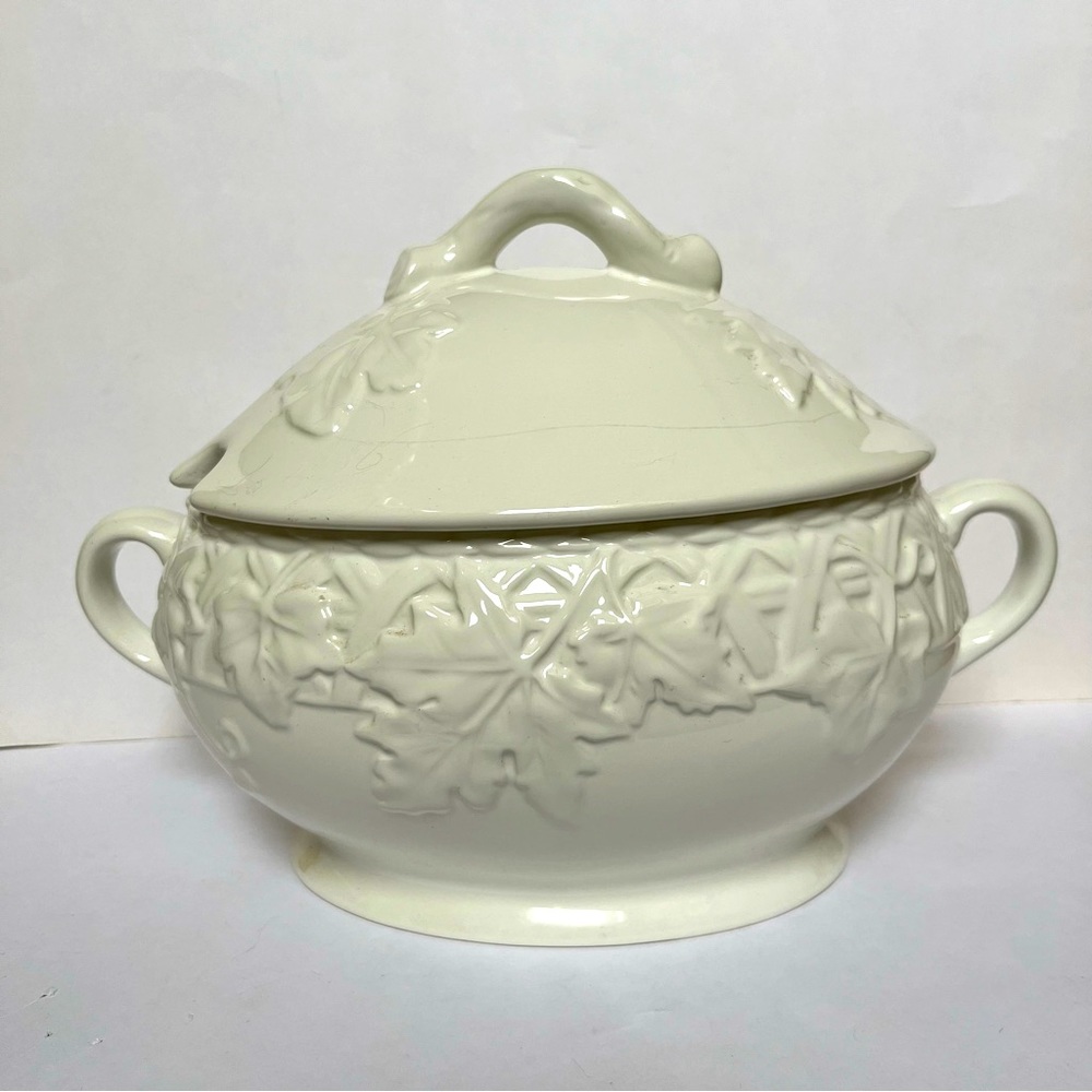 Ceramic Serving Bowl with Lid, Embossed Leaf, 2 Quart